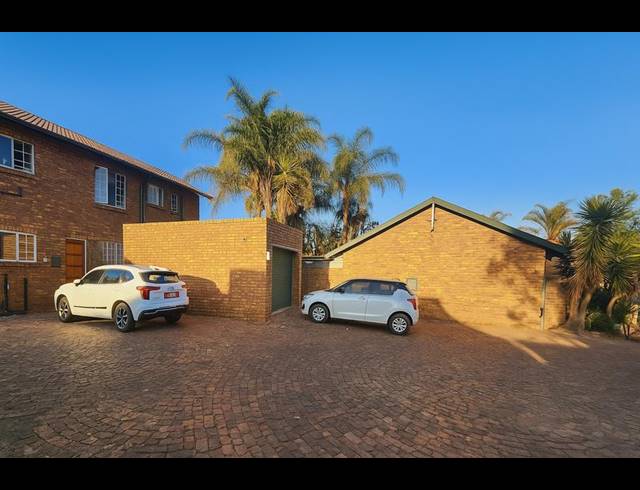 2 BEDROOM TOWNHOUSE FOR SALE IN HIGHVELD